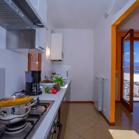 Fiumelatte Sleeps 6 Air Con Wifi T783176 דירה