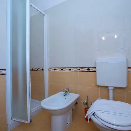Fiumelatte Sleeps 6 Air Con Wifi T783176 Varenna